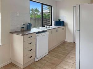 Køkken eller tekøkken på Charming 3-Bedroom 2-Bathroom Townhouse + 4 billeder