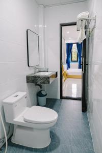 un bagno con un water, un lavandino e uno specchio di Pao Homestay a Hue Altre 61 foto