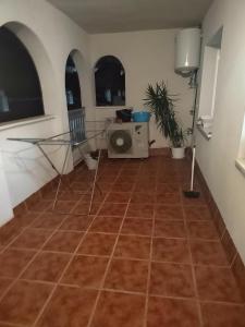 sala de estar con suelo de baldosa y mesa en pueblo, en Benalmádena 4 fotos más