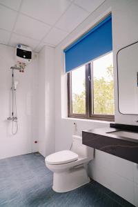 bagno con servizi igienici e monitor su un bancone di Pao Homestay a Hue