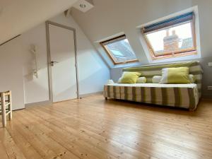 une chambre avec un lit dans un grenier dans l'établissement Charmante maison familiale à Groix, 3 chambres - FR-1-813-5, à Groix 2 autres photos