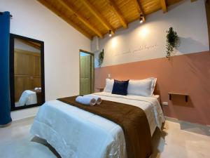 Postel nebo postele na pokoji v ubytování Serenity Room - a solo una cuadra del parque