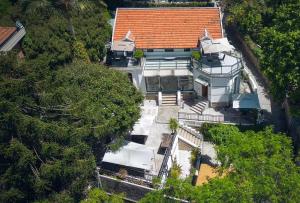 an overhead view of a house with a red roof at Gulangyu Sunlit Rock Garden Resort in Xiamen