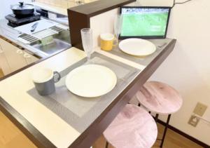 twee witte borden op een aanrecht in een keuken bij 高平ハウス Room106 in Nagasaki