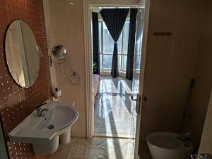 Koupelna v ubytování Home stay - FOR FEMALE ONLY GUESTS -ممنوع دخول الرجال + 11 fotografií
