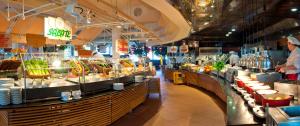 un ristorante con una linea di cibo a buffet di Rosenberger Motor-Hotel Ansfelden a Linz