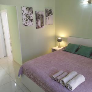 a bedroom with a bed with two towels on it at Garden City in Playa Fañabe