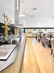 Ein Restaurant oder anderes Speiselokal in der Unterkunft WAGNERS Hotel im Frankenwald 