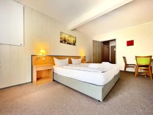 Postel nebo postele na pokoji v ubytování WAGNERS Hotel im Frankenwald