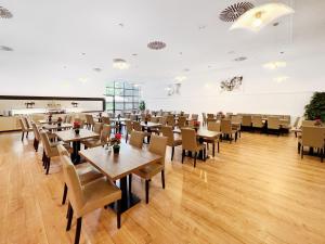 Ein Restaurant oder anderes Speiselokal in der Unterkunft WAGNERS Hotel im Frankenwald 