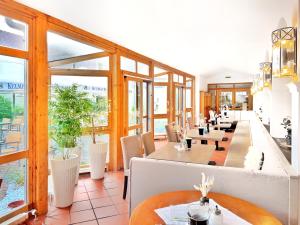 Ein Restaurant oder anderes Speiselokal in der Unterkunft WAGNERS Hotel im Frankenwald 