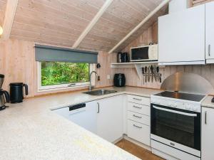 Kuchyň nebo kuchyňský kout v ubytování Holiday home Ansager XLI