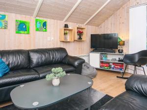 TV a/nebo společenská místnost v ubytování Holiday home Ansager XLI
