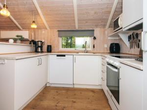 Kuchyň nebo kuchyňský kout v ubytování Holiday home Ansager XLI