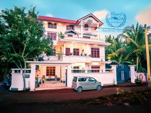 a small car parked in front of a house at Munril Guest in Jaffna