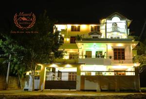 贾夫纳Munril Guest的一座白色的大建筑,晚上有灯