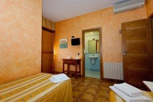 Una cama o camas en una habitación de Hostal Castilla