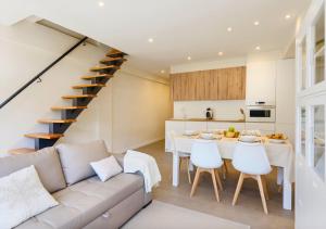 un soggiorno con un divano e un tavolo con sedie di Cambaz 1 Exclusivo Dúplex Privado a Panticosa