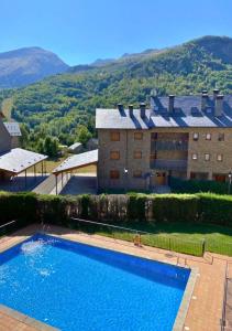 una grande piscina di fronte a un edificio di Cambaz 1 Exclusivo Dúplex Privado a Panticosa