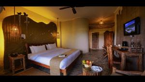 Barahi Jungle Lodge tesisinde bir televizyon ve/veya eğlence merkezi