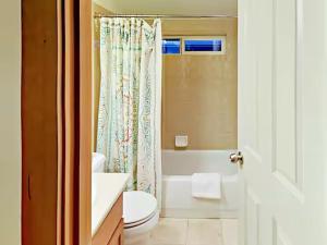 ein Badezimmer mit Toilette und Duschvorhang in der Unterkunft Fremont & Woodland Park Zoo Cozy Living in Seattle