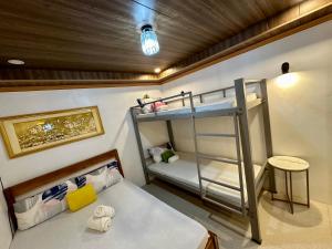 Rúm í herbergi á Tacloban EVMC Gdex Transient House