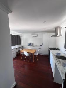 Kuchyň nebo kuchyňský kout v ubytování Shark Bay Cottages
