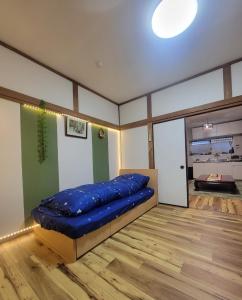 Dapur atau dapur kecil di 古民家　鈴乃家～SUZUNOYA　８名まで滞在可　船橋駅の隠れ宿