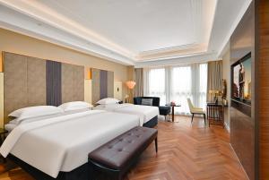 a hotel room with two beds and a desk at Metropolo, Shaoxing, Wanda Plaza-Keqiao in Shaoxing +35 photos