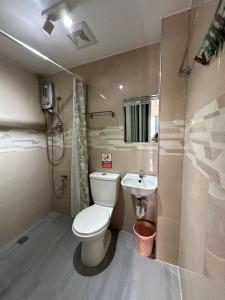 Baðherbergi á Tacloban EVMC Gdex Transient House