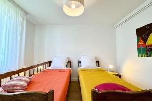 ラルモール・プラージュにあるCharmante maison de standing 1 km des plagesの窓のある部屋にツインベッドが2台 +36枚の写真