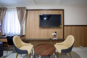 TV a/nebo společenská místnost v ubytování Hotel PRM Aruna Archadia