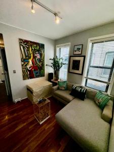Televisyen dan/atau pusat hiburan di 2 Bedrooms Flat 5 minutes from TIMES SQUARE