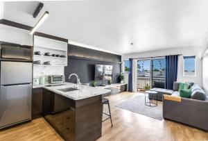 Η κουζίνα ή μικρή κουζίνα στο Porta Bella - Euro Elegance meets Modern Flair