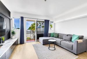 Μια τηλεόραση ή/και κέντρο ψυχαγωγίας στο Porta Bella - Euro Elegance meets Modern Flair