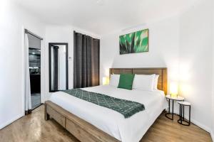 Ένα ή περισσότερα κρεβάτια σε δωμάτιο στο Porta Bella - Euro Elegance meets Modern Flair +14 φωτογραφίες