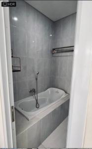 Un baño con bañera en una habitación. en Pasu Pasu Villa, en Uluwatu