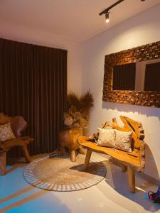 una sala de estar con un sofá y una mesa en Pasu Pasu Villa, en Uluwatu