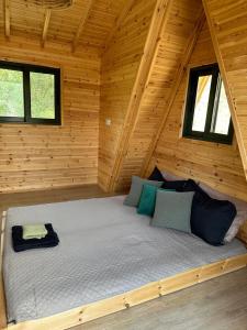 Postel nebo postele na pokoji v ubytování Mountain Glamping Cabin With Kids Playground and Pool + 13 fotografií