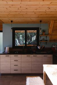 Kuchyň nebo kuchyňský kout v ubytování Mountain Glamping Cabin With Kids Playground and Pool