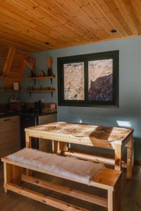 Postel nebo postele na pokoji v ubytování Mountain Glamping Cabin With Kids Playground and Pool