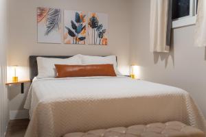 Schlafzimmer mit einem Bett mit orangefarbenem Kissen in der Unterkunft Bonfire at Batali in Salisbury