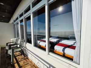 Gulta vai gultas numurā naktsmītnē Panoramic View Guest House Sarangkot