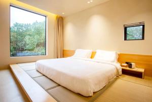 Postel nebo postele na pokoji v ubytování Shanghai Xingshe Camping B&B Disney Branch