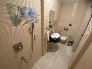 BardezSukhmantra Resort & Spa - Candolim Goa的一间带水槽和卫生间的浴室