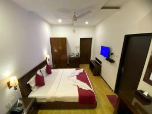 Sukhmantra Resort & Spa - Candolim Goa客房内的一张或多张床位