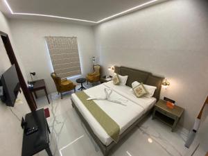 Sukhmantra Resort & Spa - Candolim Goa客房内的一张或多张床位