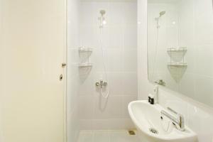 RawalembangModern Look Studio at Tokyo Riverside PIK 2 Apartment By Travelio的带淋浴和水槽的白色浴室 更多7张照片