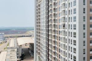 RawalembangModern Look Studio at Tokyo Riverside PIK 2 Apartment By Travelio的从窗户可欣赏到高大的白色建筑的景色