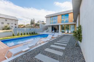 Piscina de la sau aproape de Villa Tabori Hill - Modern 7BR Villa near Old Tbilisi